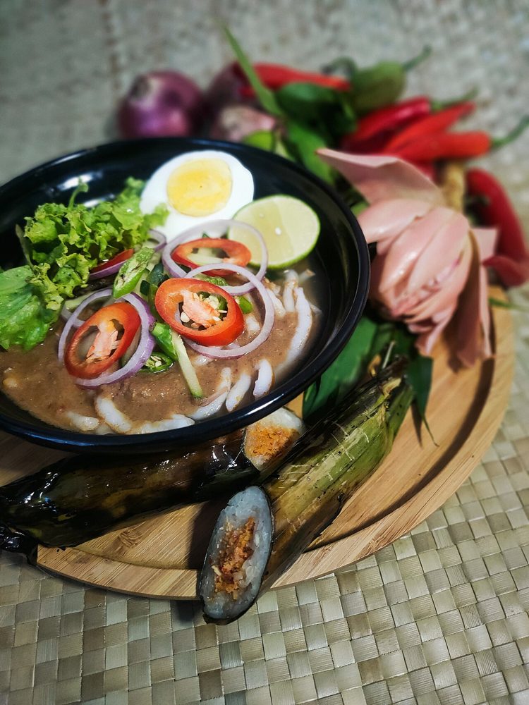 Schale Laksa Perlis mit Reisnudeln, Ei und Gurke