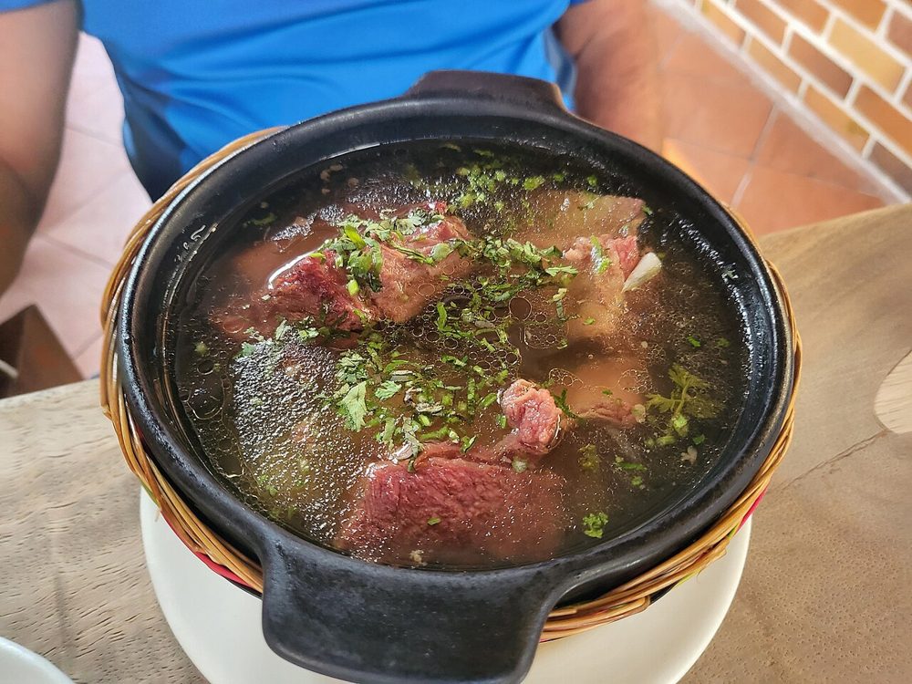 Teller Caldo de Costilla mit Rippenstück, Kartoffel und Koriander