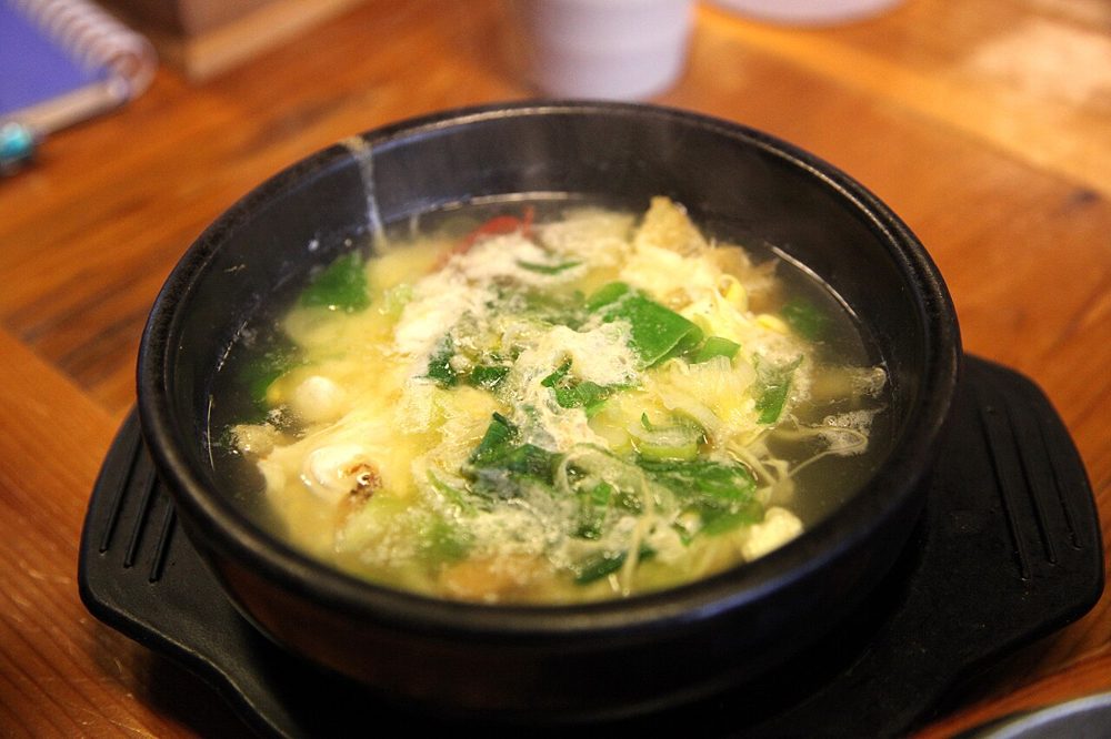 Schale Hwangtae-Haejangguk mit Pollack und Ei
