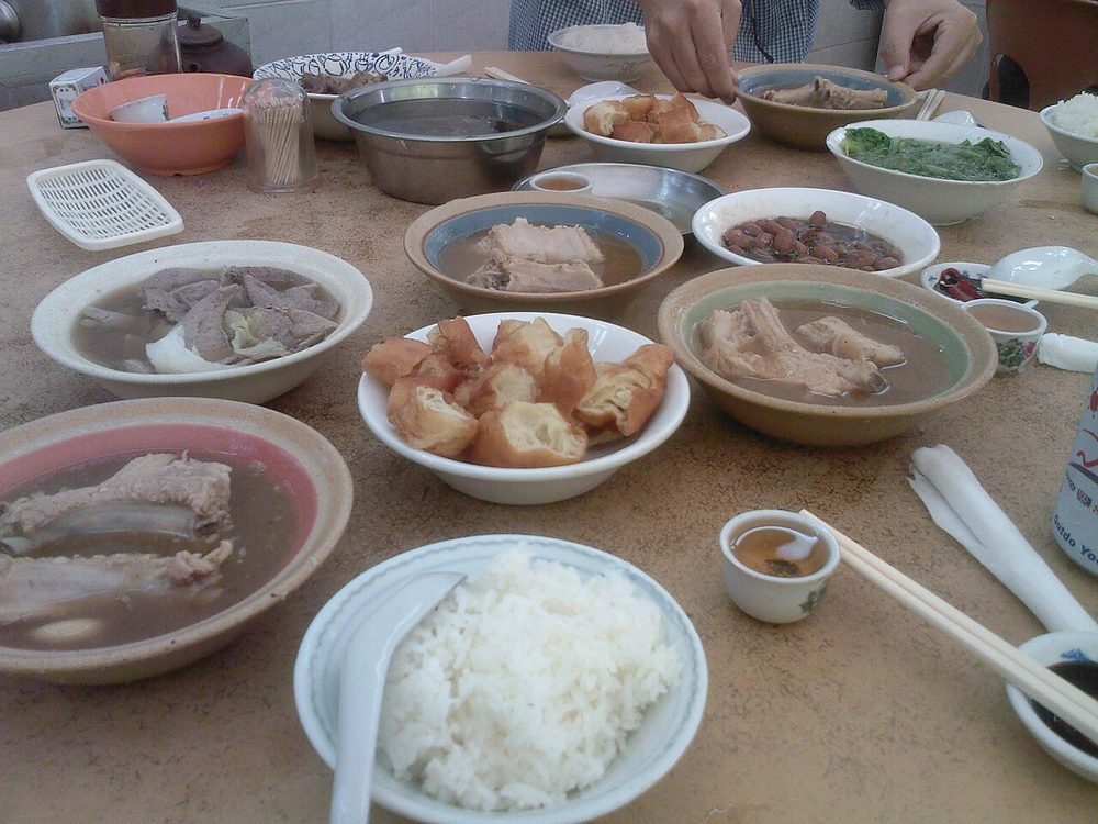 Schale Bak Kut Teh mit Schweinerippen in dunkler Kräuterbrühe