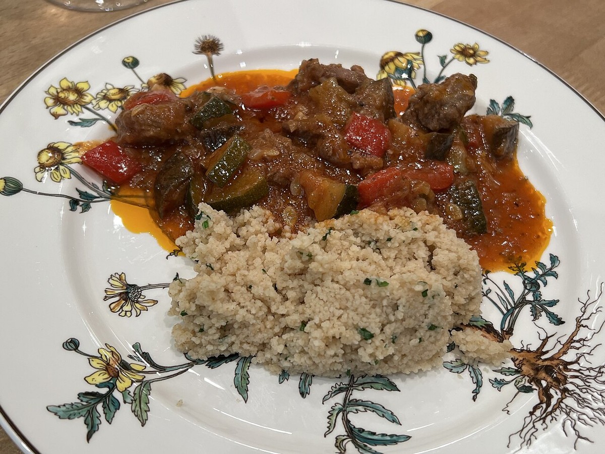 Hähnchen Cacciatore in Tomatensauce, mit Gemüse und einer Couscousbeilage