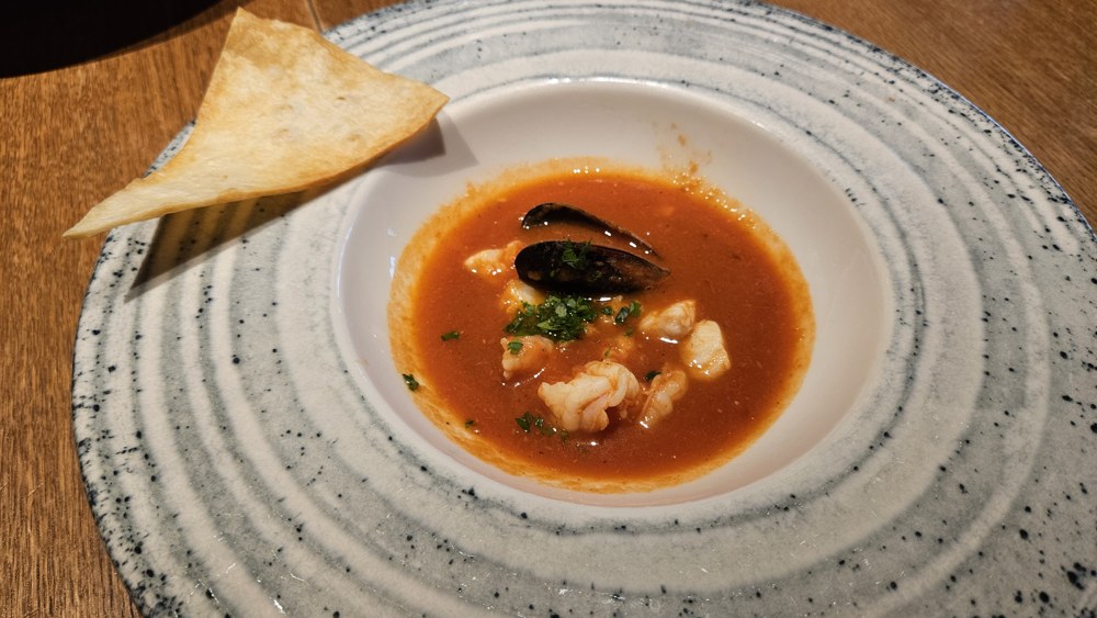 Provenzalische Bouillabaisse mit Fisch, Muscheln und Baguette