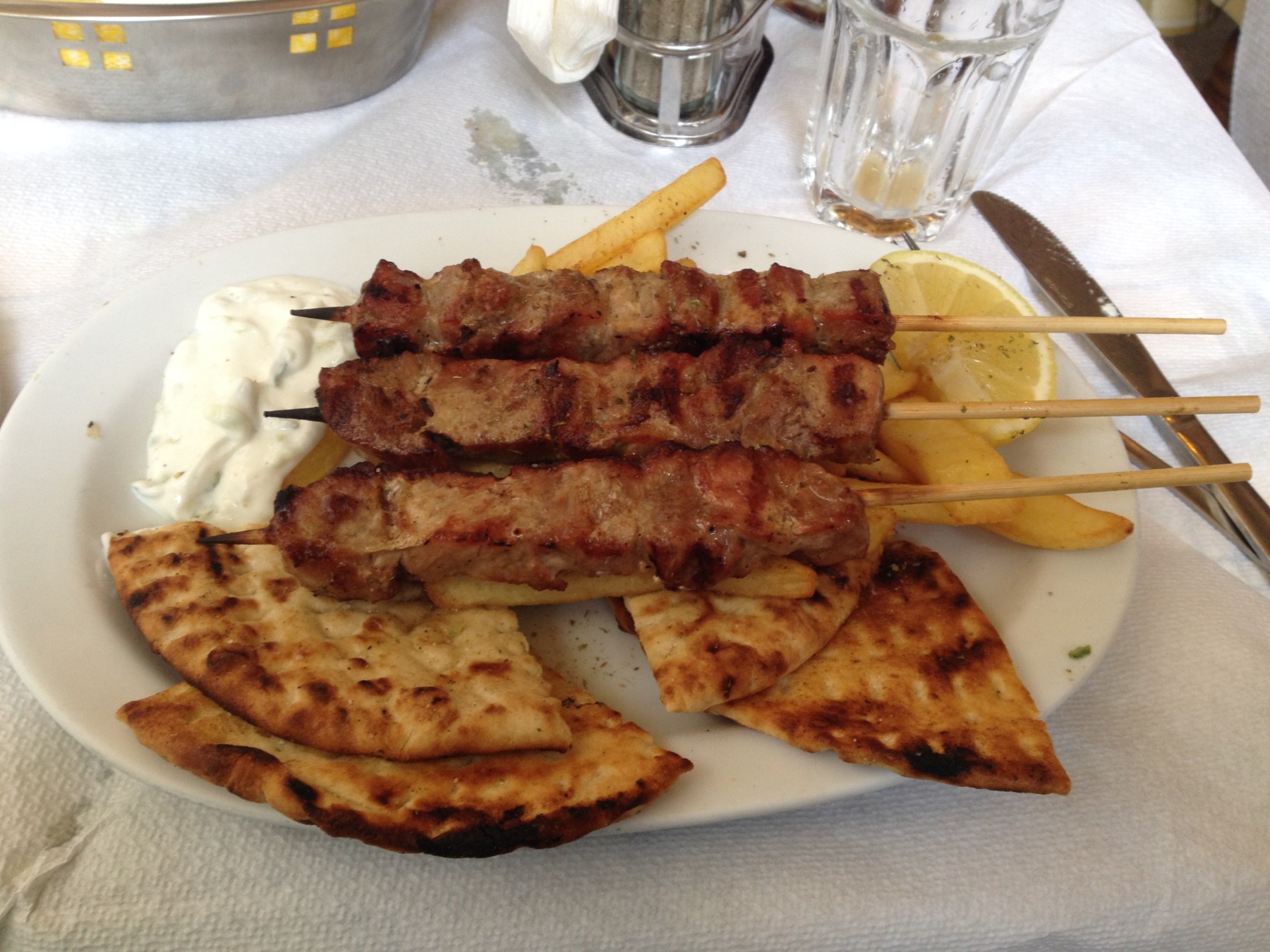 Gegrillte Souvlaki-Spieße aus Schweinefleisch auf einem Teller
