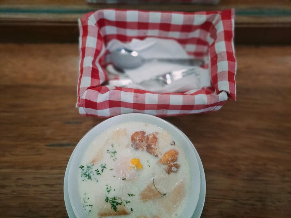 Schale Changua mit pochiertem Ei, Koriander und Brot