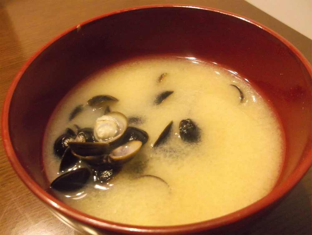 Schale Miso-Suppe mit kleinen dunklen Shijimi-Muscheln