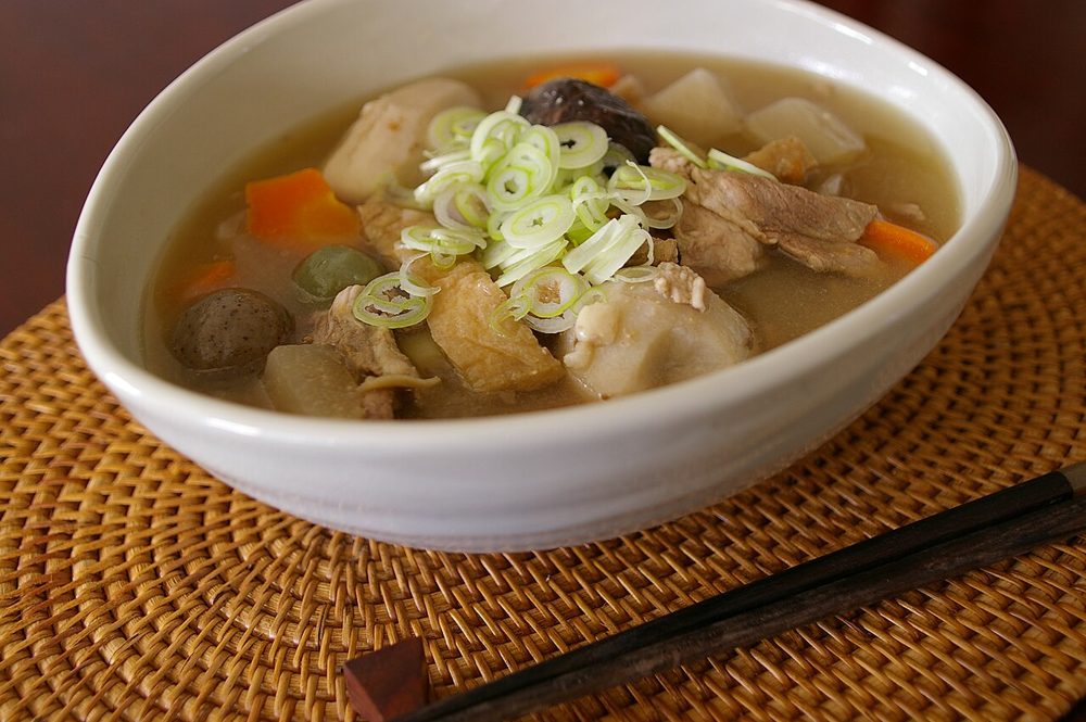 Schale Tonjiru mit Schweinefleisch und Wurzelgemüse