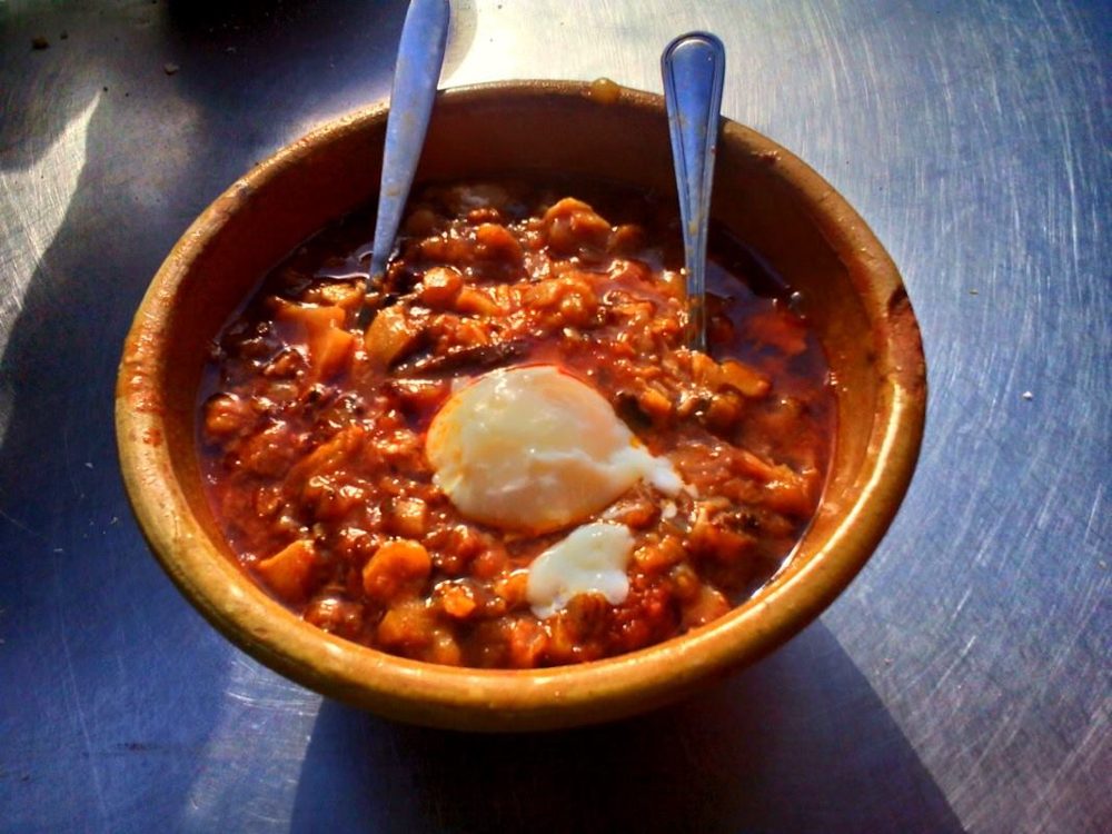 Schale Lablabi mit Kichererbsen, Brot und Harissa