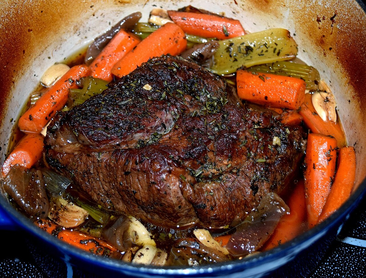 Dunkel angebratener Rinderbraten mit Karotten im Gusseisentopf