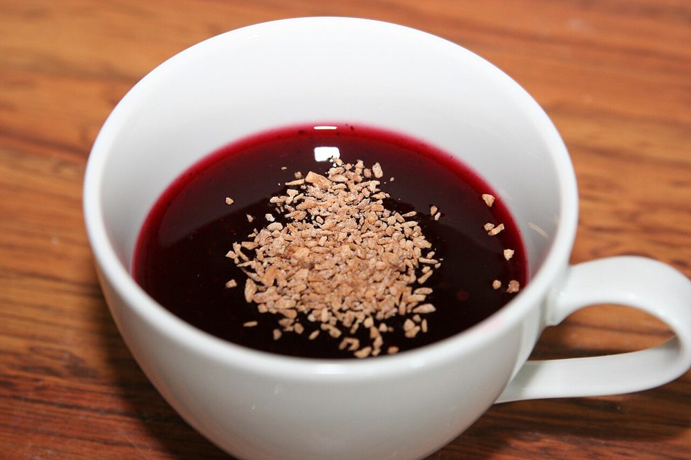 Tasse dunkelviolette Blaubeersuppe