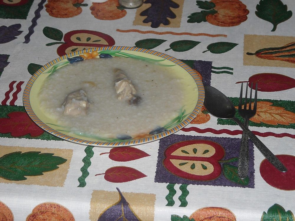 Schale Arroz Caldo mit Ei und Frühlingszwiebeln