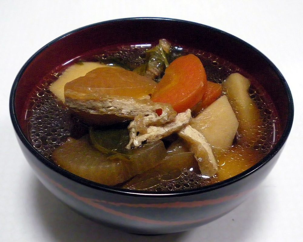Schale Kenchinjiru mit Gemüse, Tofu und Konjak in klarer Sojasauce-Brühe