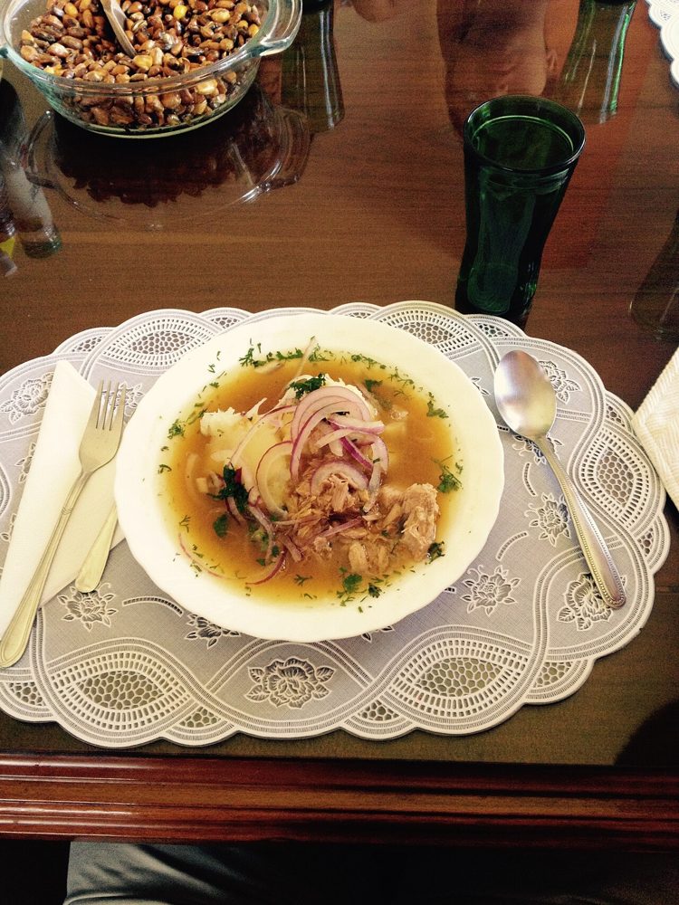 Schale Encebollado mit Thunfisch, Maniok und eingelegten Zwiebeln