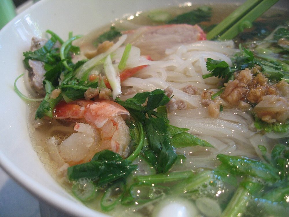 Schale Hủ Tiếu Nam Vang mit Garnelen, Hackfleisch und Kräutern