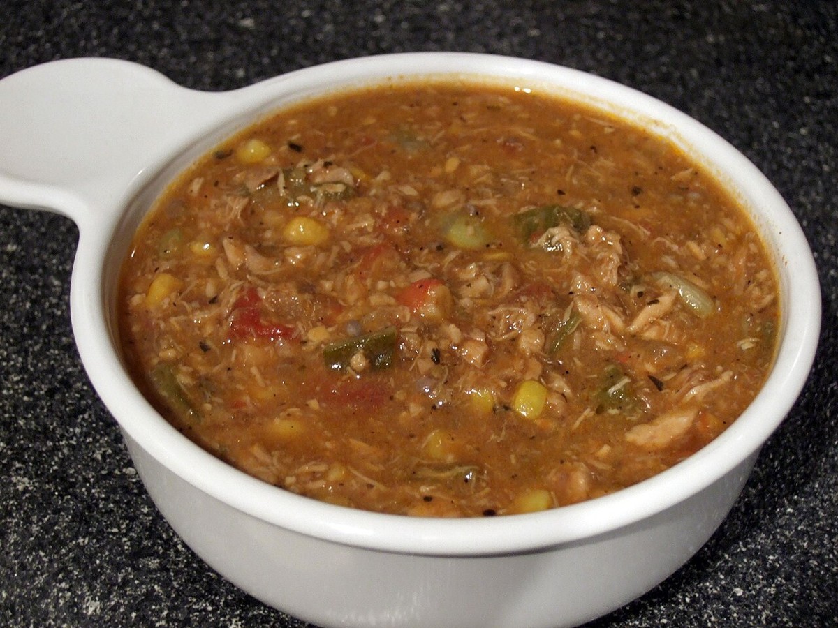 Dickflüssiger Brunswick Stew mit gezupftem Hähnchen und Gemüse in einer Schale
