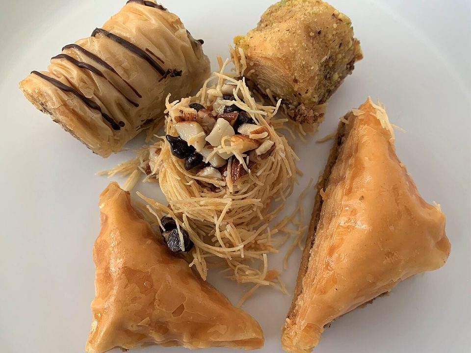 Baklava-Stücke mit Nussfüllung und Sirupglanz auf einem Teller