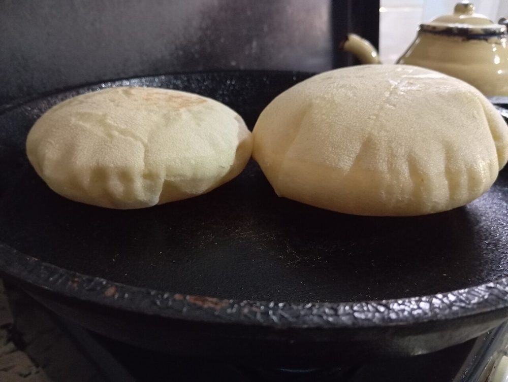 Aufgeblähte Batbout in der Pfanne