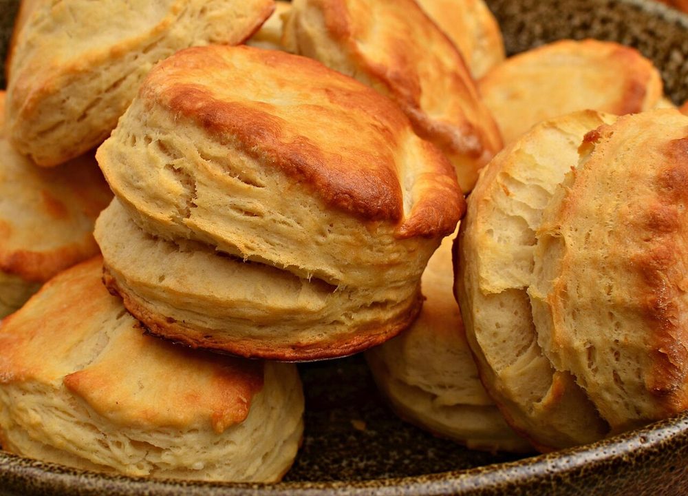 Goldene, blättrige Buttermilk Biscuits