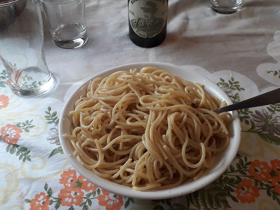 Spaghetti cacio e pepe mit cremiger Pecorino-Sauce und grobem Pfeffer
