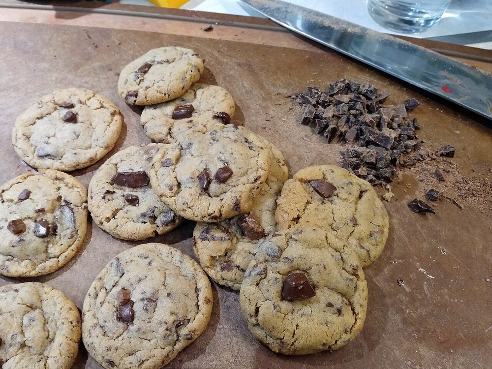 Chocolate Chip Cookies auf einem Schneidebrett