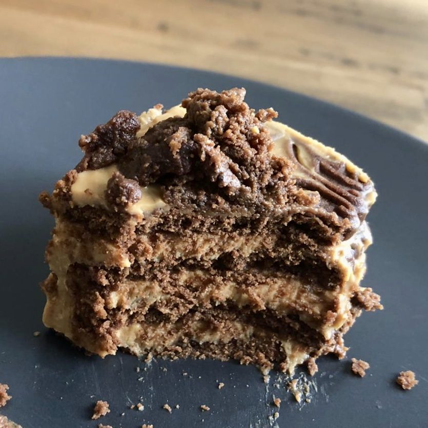 Stück Chocotorta mit Kekslagen