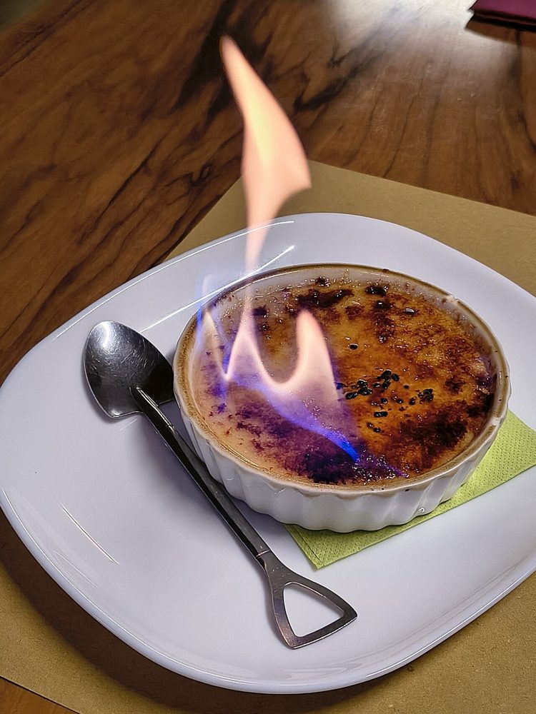 Crème brûlée mit brennender Zuckerkruste im Förmchen