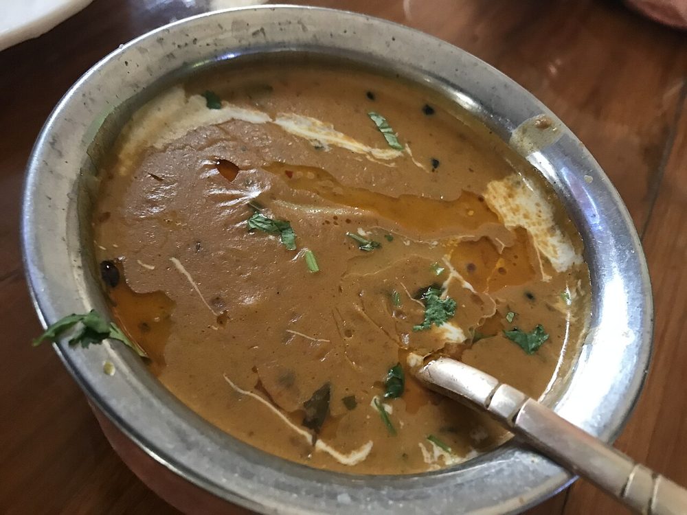 Dunkle, cremige Dal Makhani in einer Metallschale