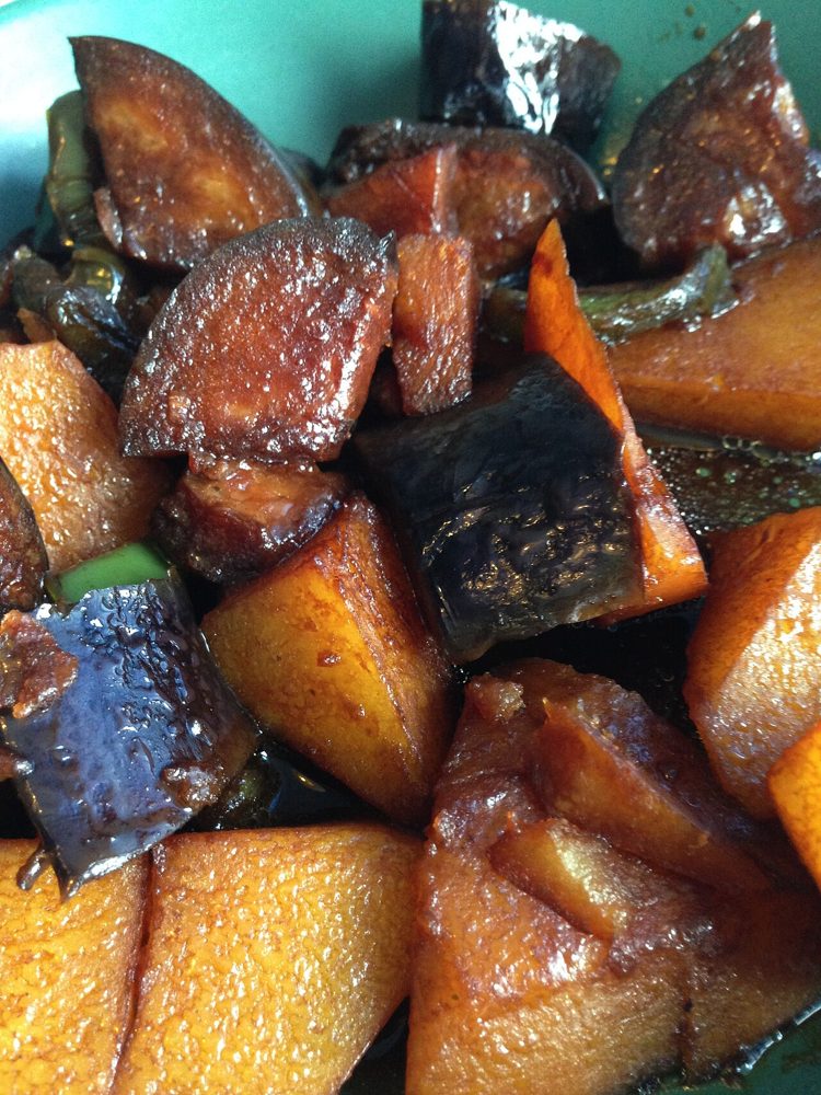 Gebratene Aubergine, Kartoffel und Paprika in glänzender Soße