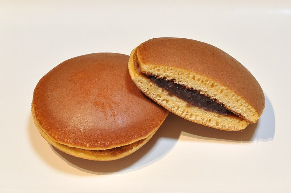 Zwei Pfannküchlein mit roter Bohnenpaste