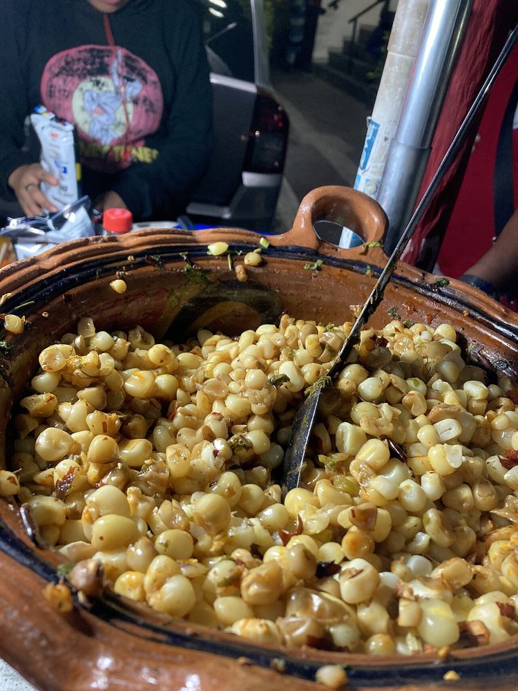 Tontopf mit Esquites an einem Straßenstand
