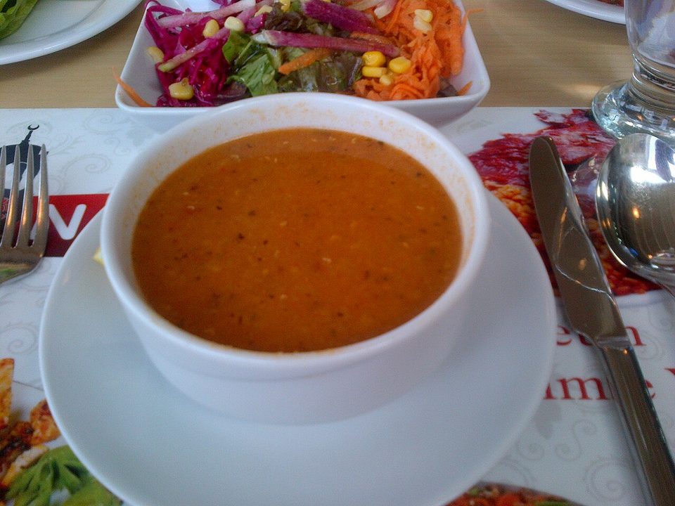 Orangerote Ezogelin-Suppe in einer weißen Schale