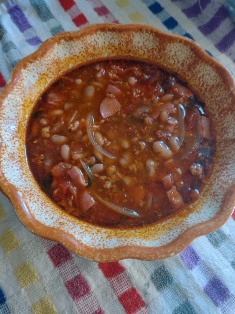 Tonschale mit Frijoles charros