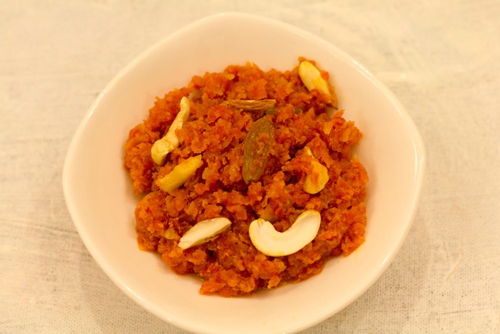 Gajar ka Halwa mit Cashews in einer Schale