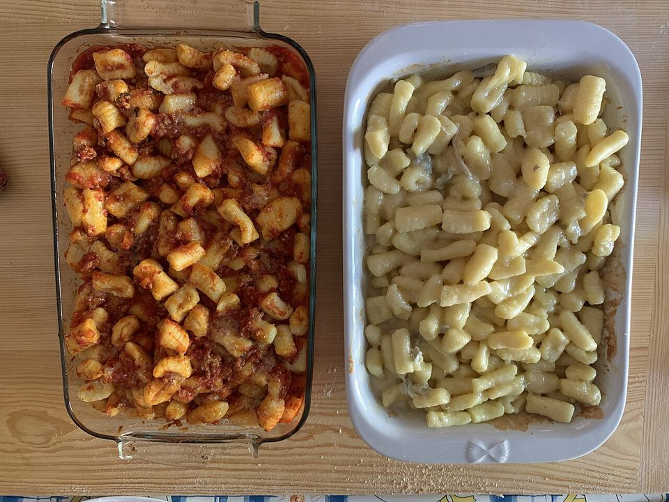 Frisch geformte, ungekochte Gnocchi di patate auf einer bemehlten Fläche