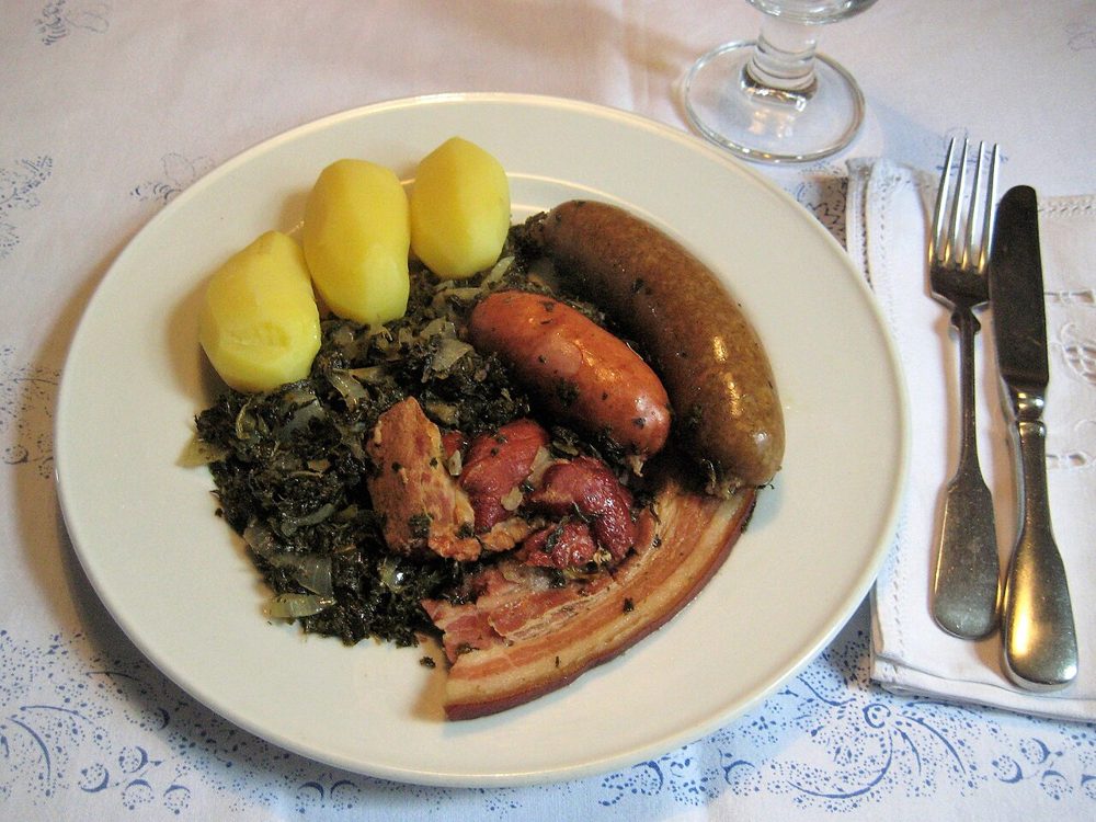 Grünkohl mit Pinkelwurst, Speck und Kartoffeln