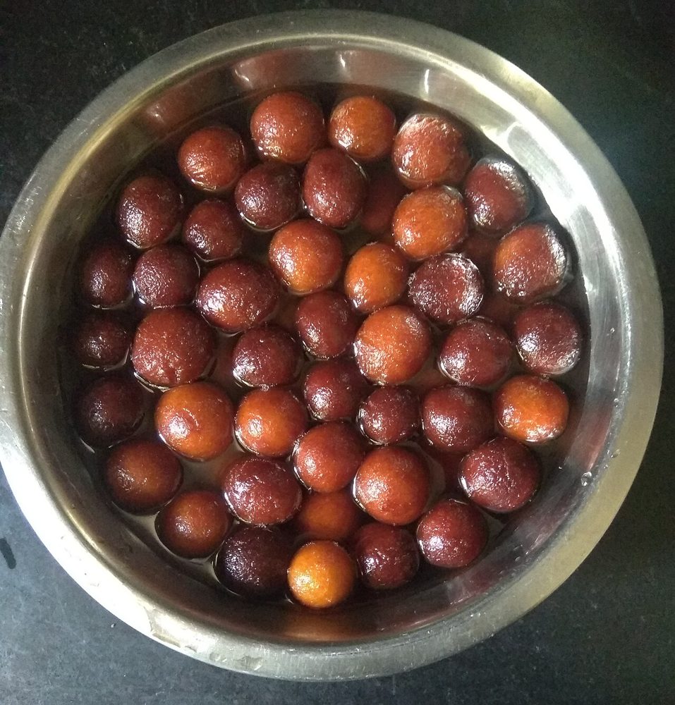 Gulab Jamun in einer Schale