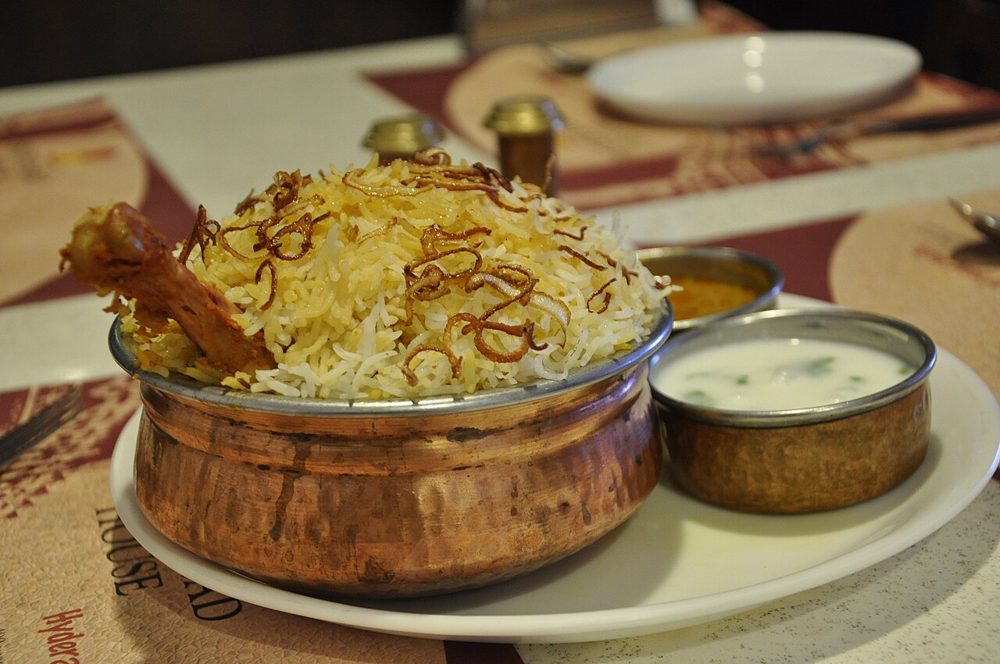 Hyderabadi Chicken Biryani auf einem Teller