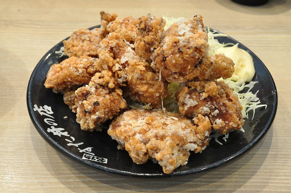 Teller mit japanischem frittiertem Hähnchen