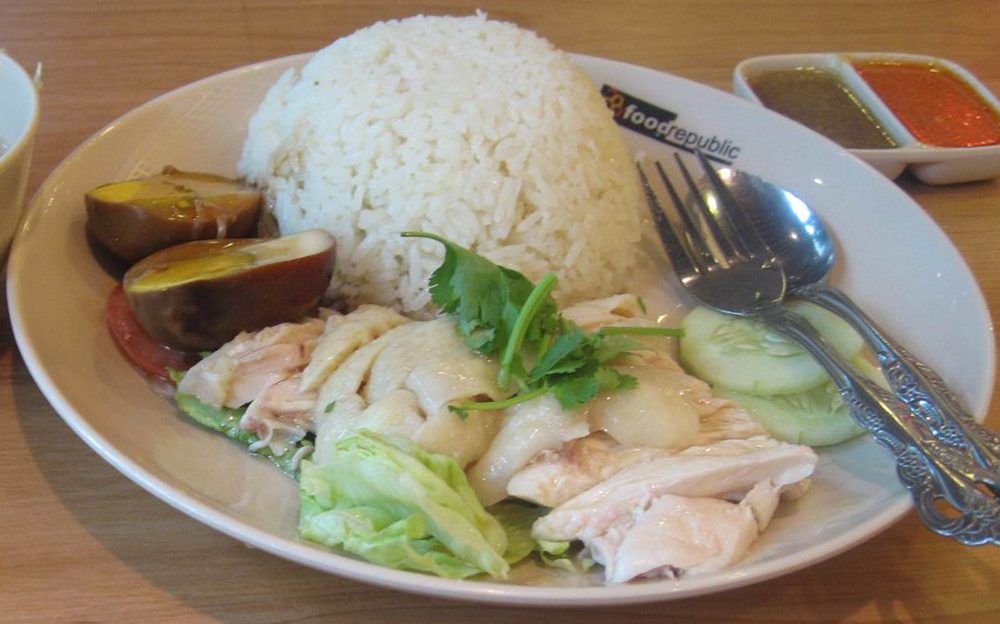 Khao Man Gai mit Reis, Hähnchen und Gurke