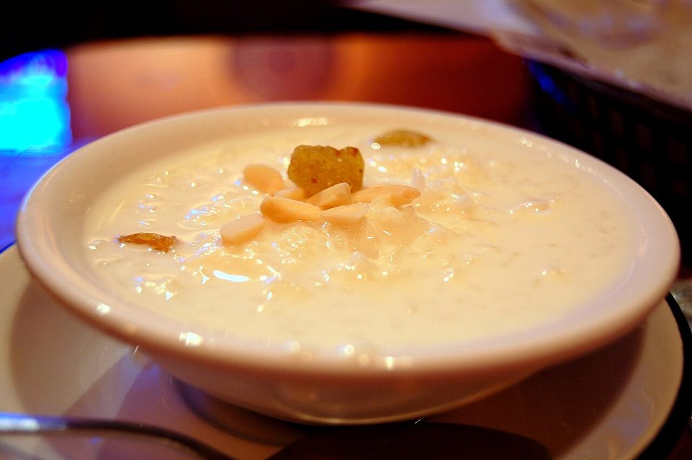 Kheer mit Nüssen in einer Schale