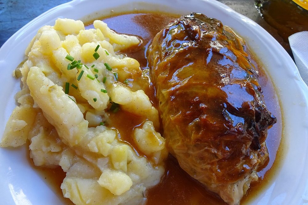 Krautwickel in brauner Sauce mit Kartoffelsalat