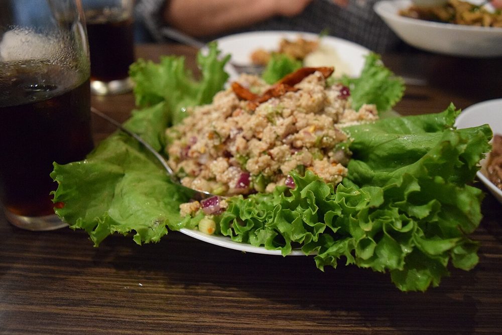 Laab Moo auf Salatblättern
