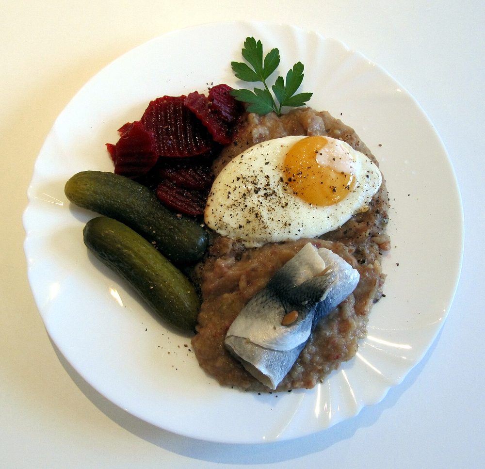 Labskaus mit Spiegelei, Rollmops, Gurke und Roter Bete