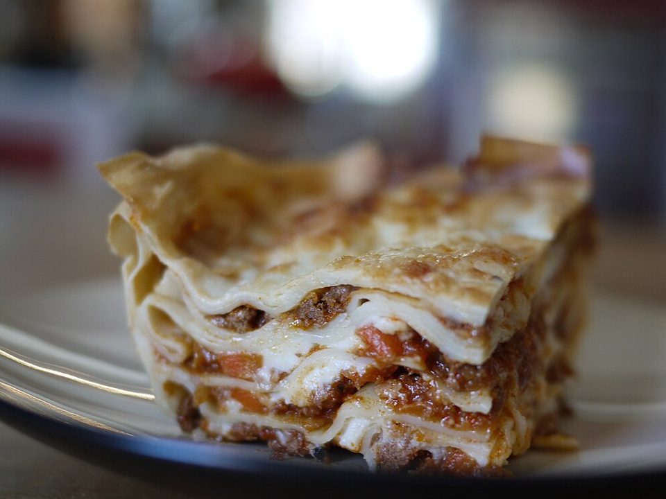 Angeschnittene Lasagne alla bolognese mit Ragù und Béchamel-Schichten