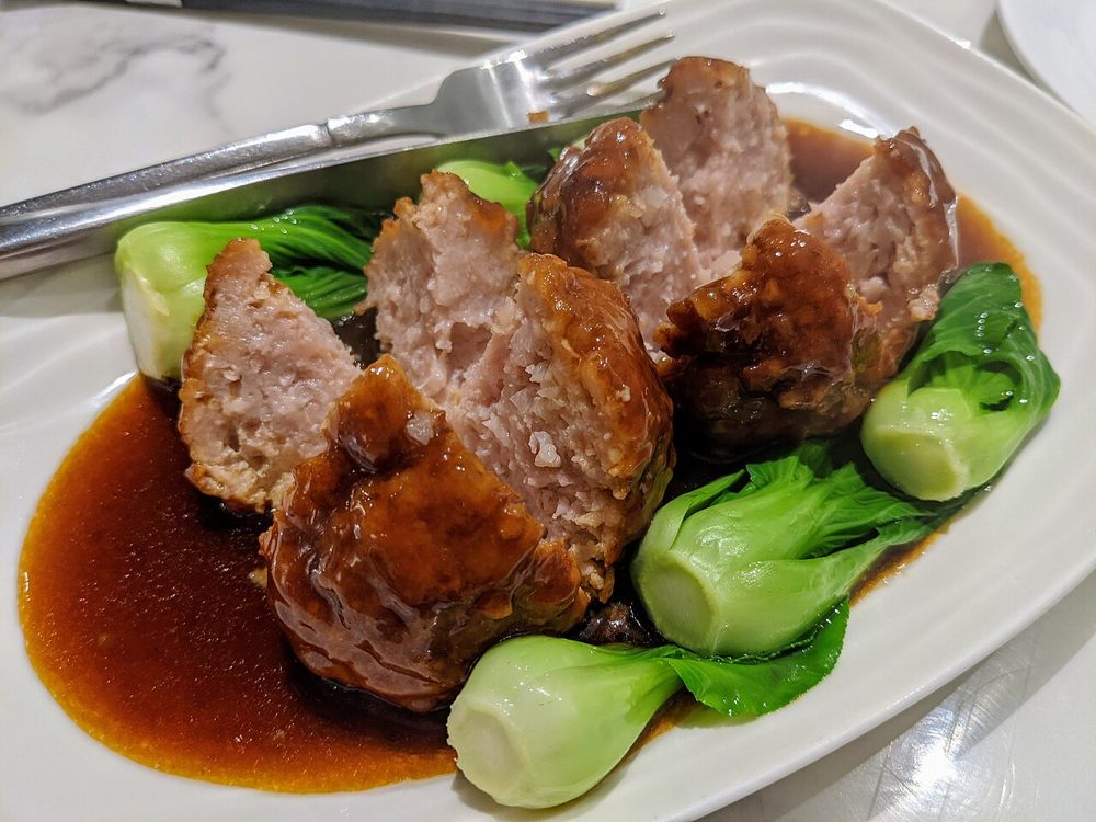 Große Fleischbällchen in brauner Soße mit Pak Choi