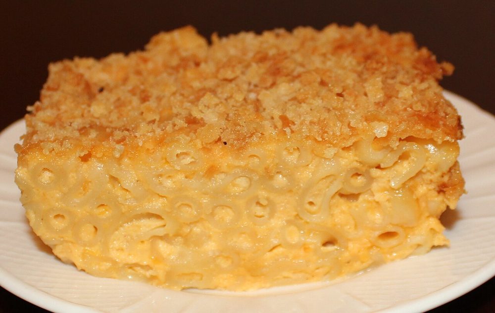 Überbackene Mac and Cheese in Nahaufnahme