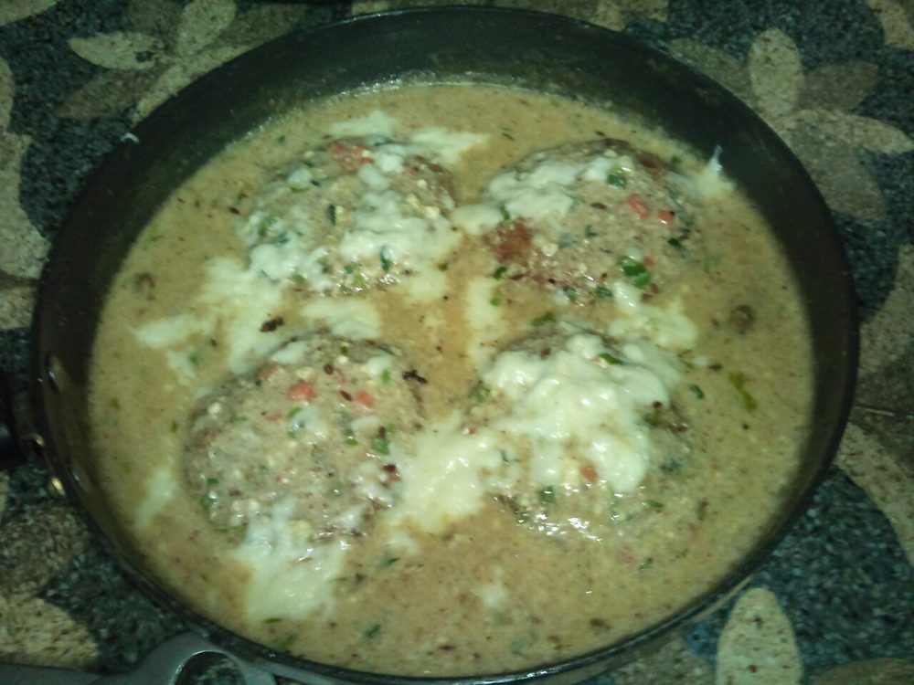 Malai Kofta in heller, cremiger Sauce in einer Pfanne