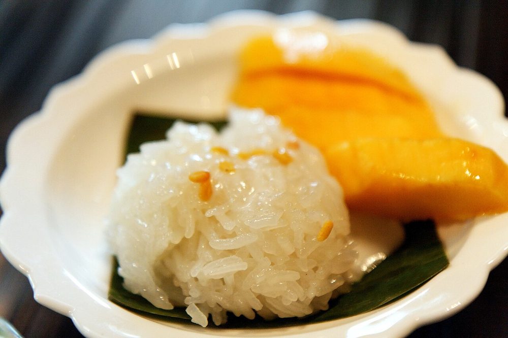 Klebreis mit Mangoscheiben