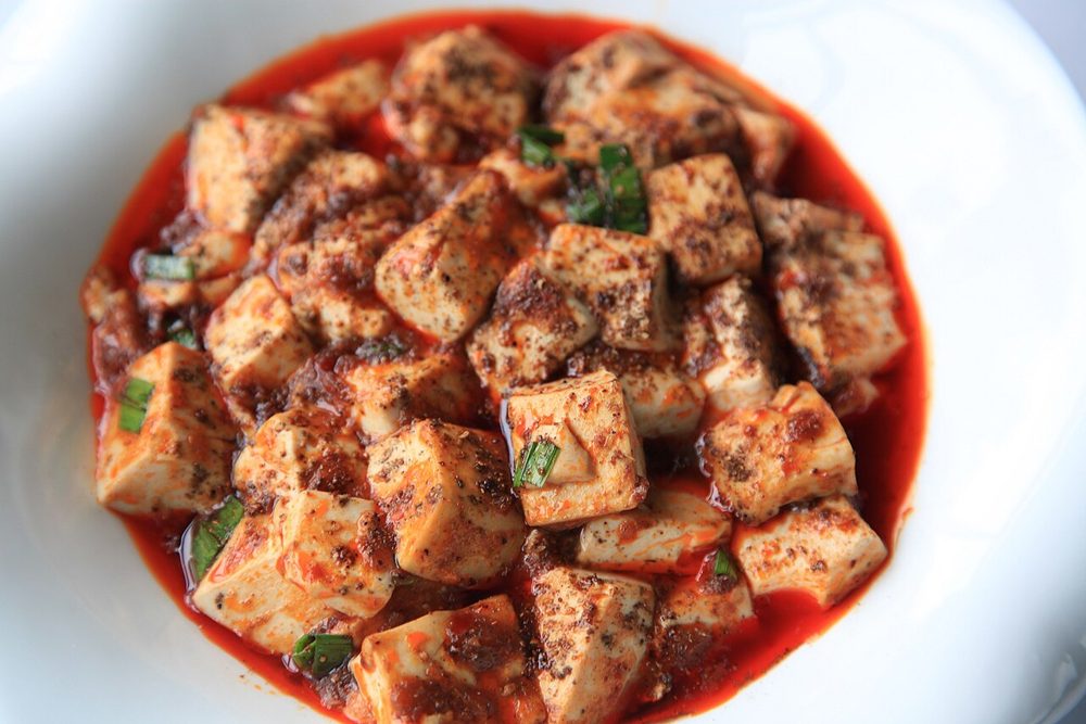 Mapo-Tofu in roter Chili-Soße mit Hackfleisch