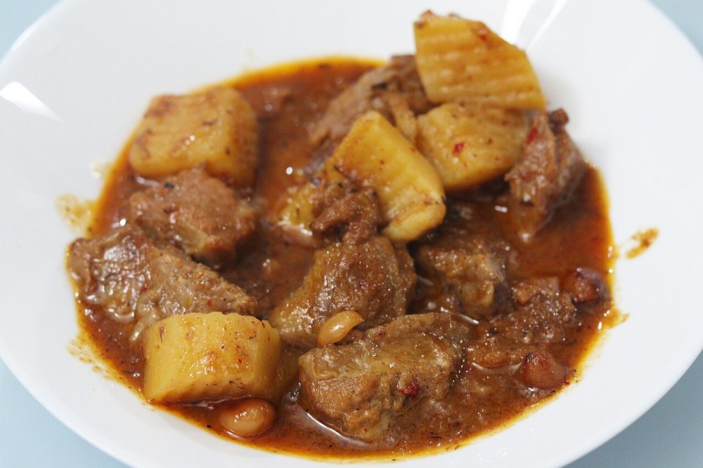 Massaman-Curry mit Kartoffeln in einer weißen Schale
