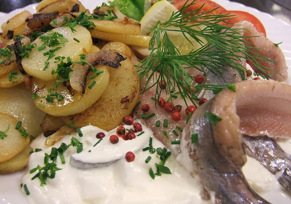 Matjes mit Sauerrahm, Zwiebeln und Bratkartoffeln